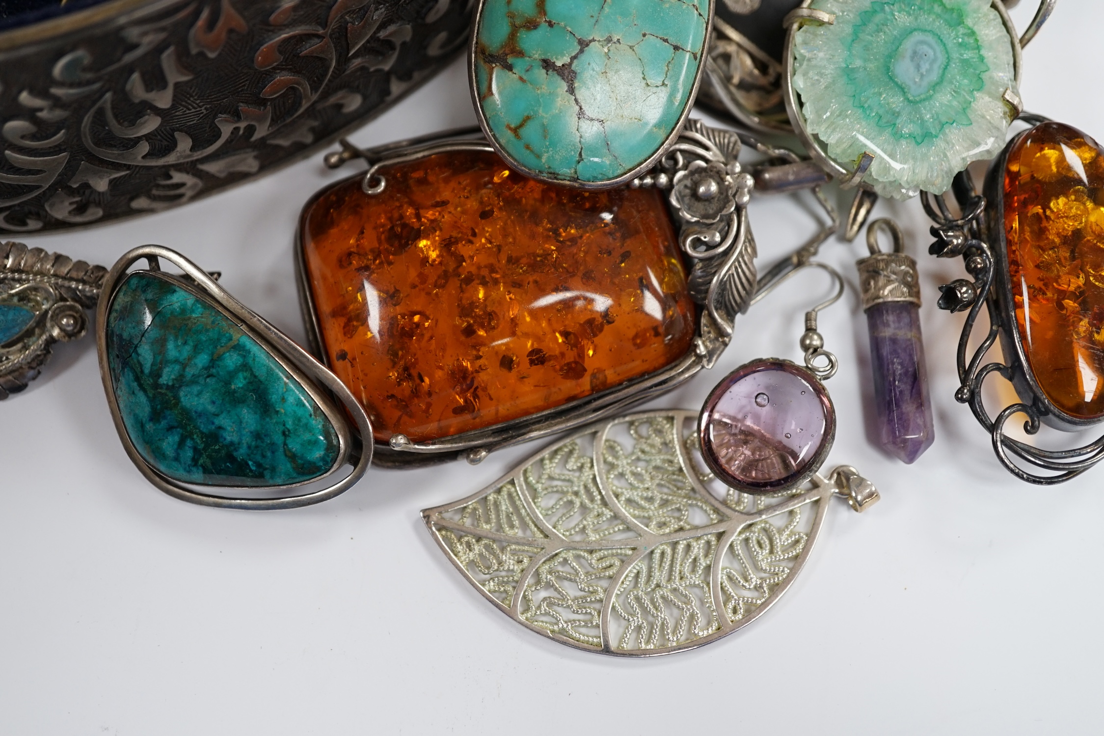 A quantity of assorted jewellery including Israeli 925 brooch, sterling agate pendant and large amber set pendant.